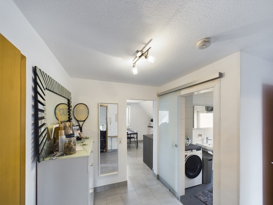 Freie 3 Zimmer DG-Wohnung mit Ausbaupotential im Dachspitz. Balkon, Stellplatz. Provisionsfrei!