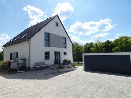 Eleganz trifft Raum & Ruhe – Hochwertiges Einfamilienhaus mit Doppelgarage und Gartenidyll