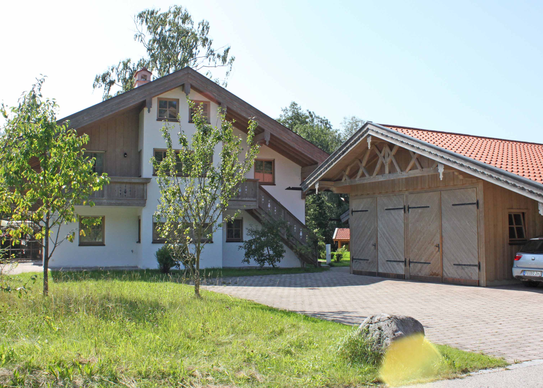 Individuelle „Haus-im-Haus“-Wohnung auf 2 Etagen (in 2-Fam.-DHH) Ruhige Lage, idyllischer Süd-Ost-Terrassenplatz und Ga…