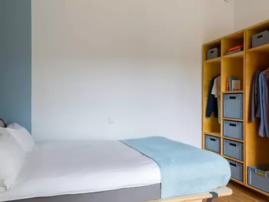 Double bedroom in a 3 bedrooms apartment in Frankfurt