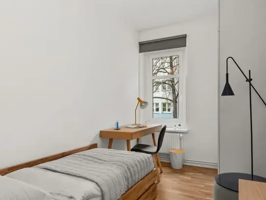 Spacious 2.5 Room Apartment in a Trendy Berlin Neighborhood