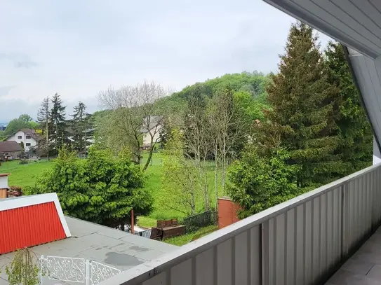 Dachgeschosswohnung mit Balkon und traumhaften Ausblick ins Grüne!