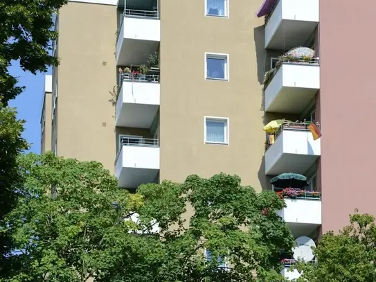 Familienwohnung in der Nähe vom Fehrbelliner Platz - renovierungsbedürftig