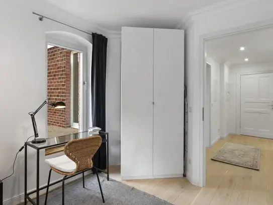 Luxurious, freshly renovated, cosy 4-room flat in a Gründerzeit villa (suitable for families).