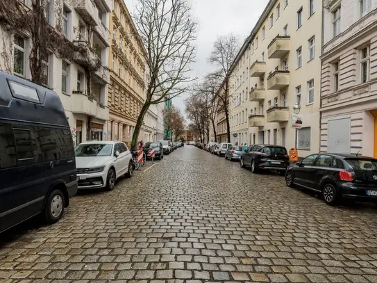 Spacious flat in historic Neukoelln district