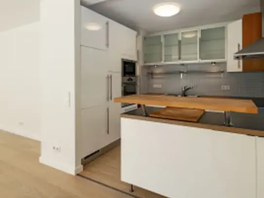 F-Nordend, prime location: 2-bedroom apartment with fitted kitchen, terrace and garden use