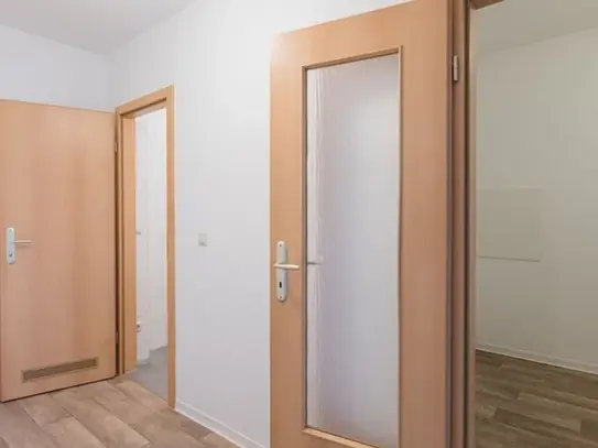 ++ schöne Singlewohnung mit verglastem Südbalkon und Aufzug ++