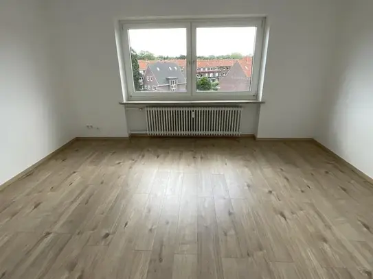 Renovierte Hochhauswohnung in Heppens zu vermieten!