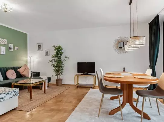 Urban Retreat: Bright 2BR Flat with Spacious Balcony in Cologne's Green Oasis – All Amenities at Your Doorstep!, Koln -…