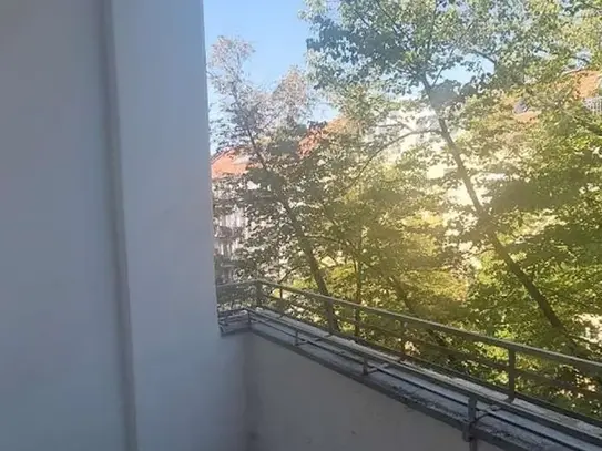 2-Zimmer-Altbau mit Balkon wartet auf neue Mieter!