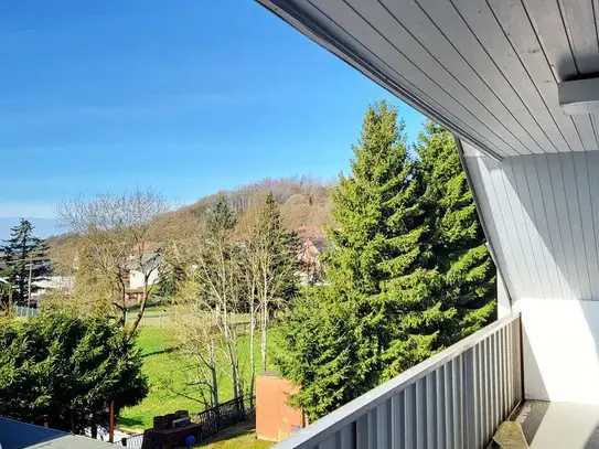 Dachgeschosswohnung mit Balkon und traumhaften Ausblick ins Grüne!