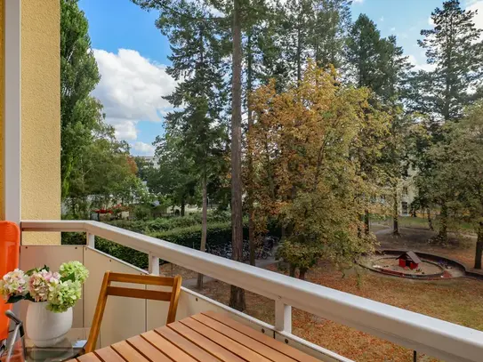 Light-flooded, cozy one-room apartment in Zehlendorf