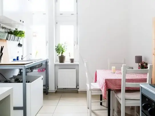 Bright, cozy ´altbau´ with balcony in Wedding