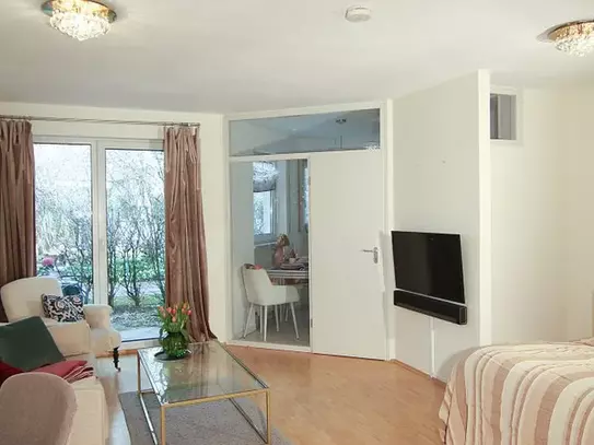 High-quality apartment with its own parking space - between Theresienwiese and the main train station