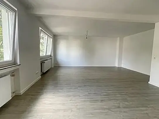 Bahnhofsnähe! Kernsanierte 3-Zimmer-Wohnung im 2.OG mit großem Balkon im Herzen von Hennef