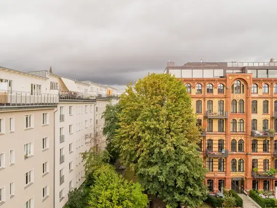 Quiet penthouse with large roof terrace in the heart of Berlin-Mitte