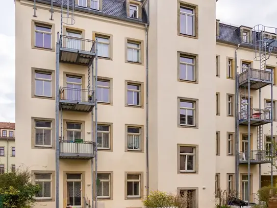 Stylish, fully renovated 2-room apartment with fitted kitchen in Dresden-Neustadt