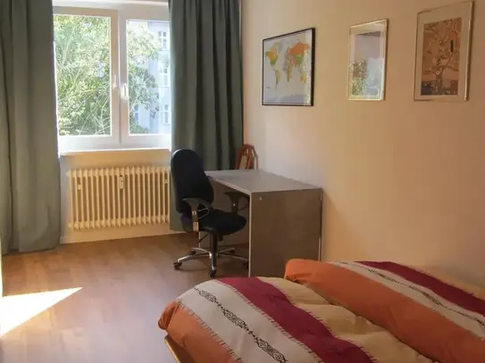 Exclusive apartment in sought-after location of Albertstraße 5 in Berlin!