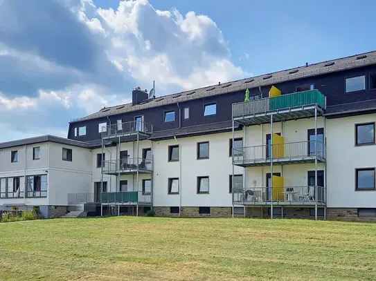 Helle 2 Zimmer Wohnung (Hochpaterre) zur Miete mit Balkon in ruhiger Wohngegend!