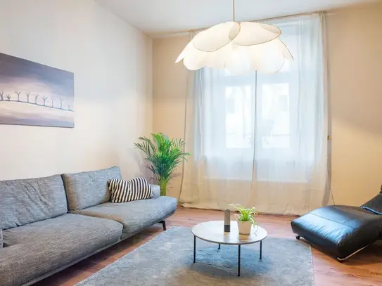 Stylish apartment in historical building, inner city, 4 min walking distance to Main Station, quiet avenue