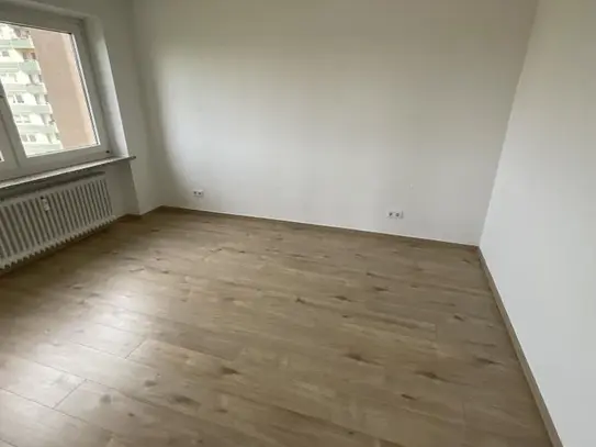 Renovierte 4-Zimmer-Hochhauswohnung in Heppens zu vermieten!