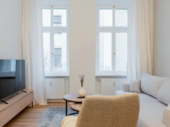 Recently renovated 2 room apartment with a home office in trendy Moabit