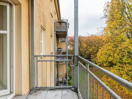 ✨ Sunny 2-Room Oasis in Berlin with South-Facing Balcony & Great Connections! ✨