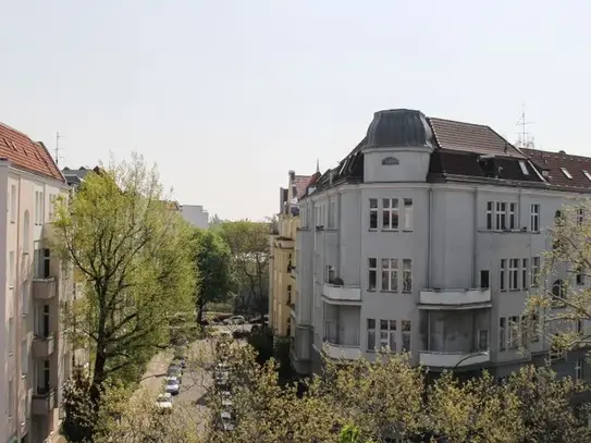 Bright, peaceful single apartment with balcony