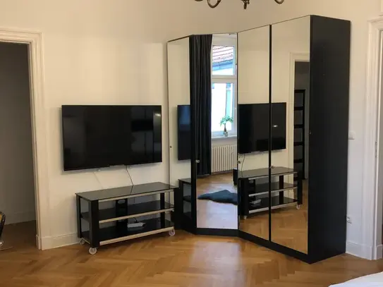 Luxuriöse und frisch sanierte 103 m² Wohnung mit 2 Badezimmern in ruhiger Seitenstraße zum Kurfürstendamm, Berlin-West