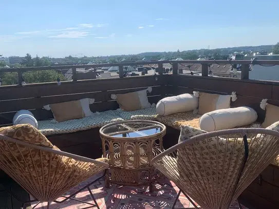 Newly furnished penthouse with rooftop terrace in Hamburg