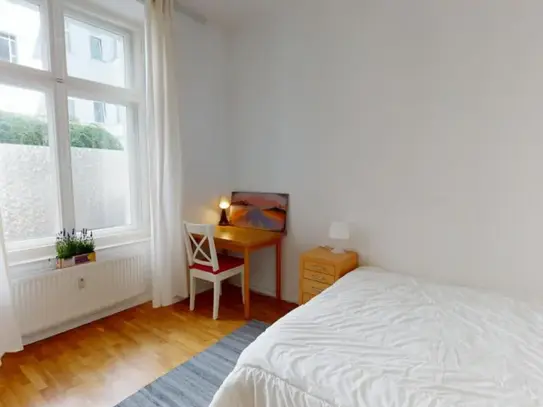 Bright 2-Bedroom apartment near Falkplatz park