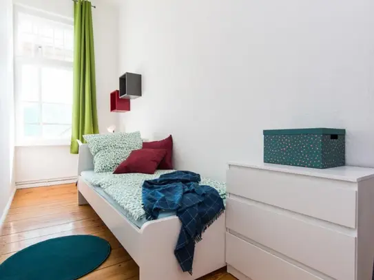 Nice single bedroom in a 5-bedroom apartment near Prenzlauer Allee/Ostseestr. (Berlin) tram stop