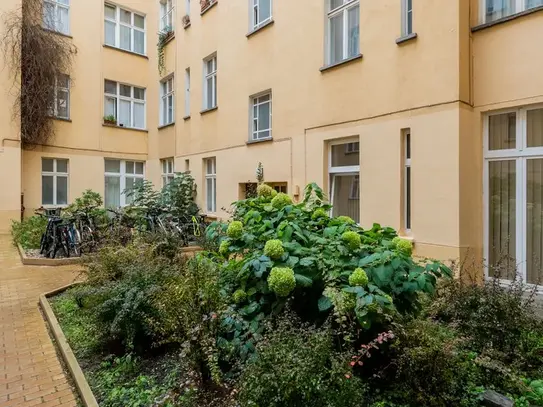 Charming Old Building Apartment in Prenzlauer Berg with Modern Features and Spacious Living Area, Berlin - Amsterdam Ap…