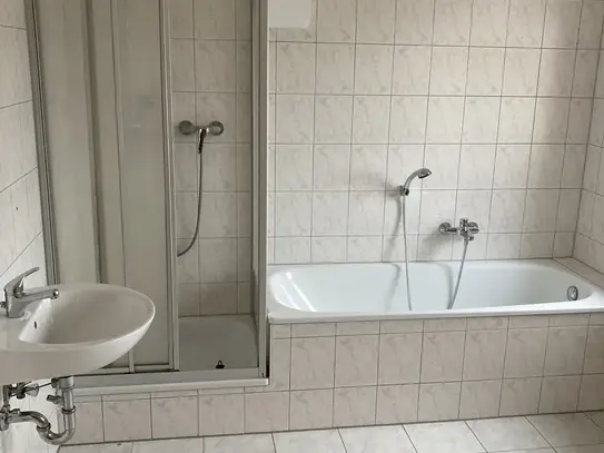 Schmuckstück sucht ab sofort neue Bewohner. 3-Raum-Wohnung mit Dachterrasse, Wanne und Dusche.