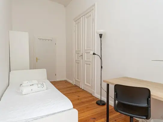 Lovely single bedroom with a balcony, in Charlottenburg