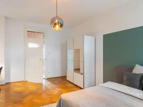 Ample double bedroom in a 3-bedroom apartment in the city center