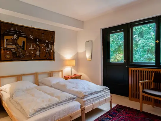 Spacious corner house in the centre of Munich with private garden