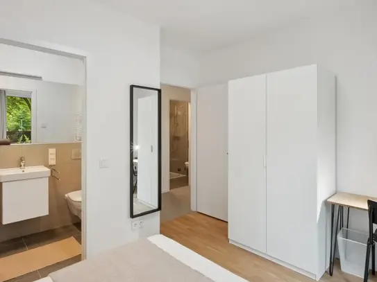 Neat double ensuite bedroom in Mitte