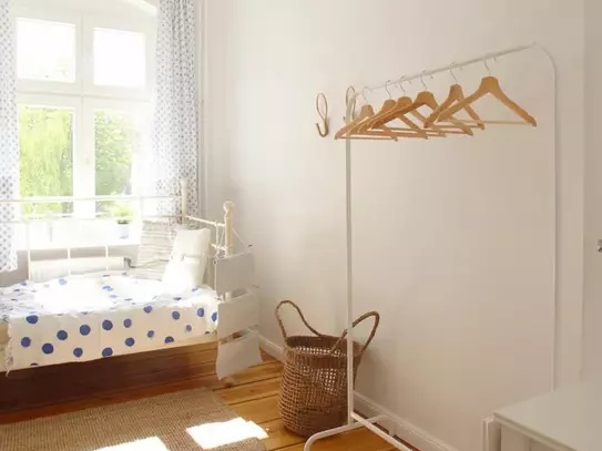 Welcoming sunny room in Kreuzberg in 2-bedroom apartment