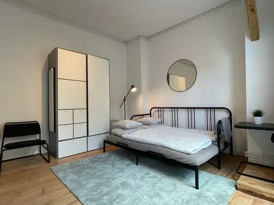 Freshly renovated Loft| Home office Set up| 1 min to train station|