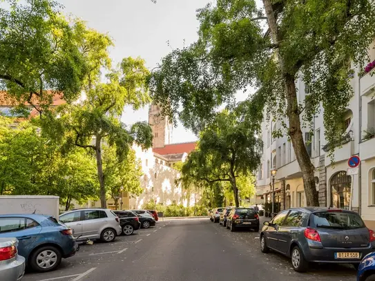 Charming apartment in the heart of lively Charlottenburg with south facing balcony, near castle