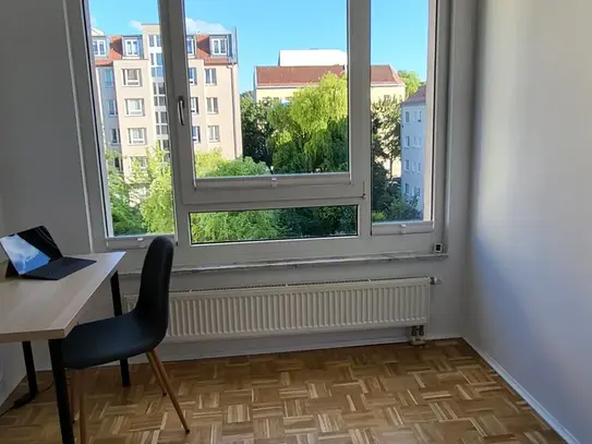 Sunny, quiet and green 2-room apartment in Weißensee, Berlin (Komponistenviertel)