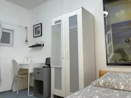 "Cozy Furnished Room Without Window: Central, Modern,with Ventilation!