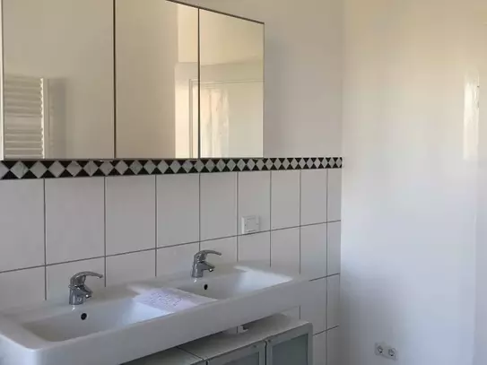 Very bright and large room in a co-living apartment in Frankfurt