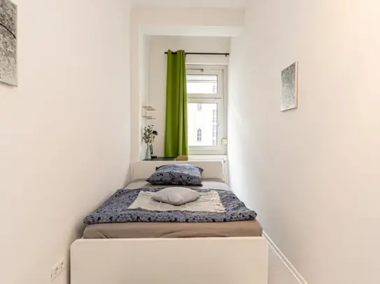 Inviting single bedroom in a student flat, in Gesundbrunnen