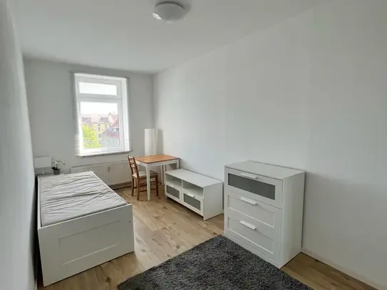 Cozy room with single bed and desk in Schkeuditz