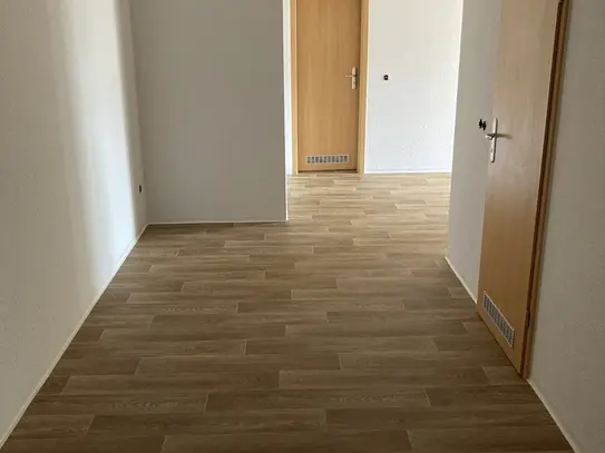 geräumige 2-Raum-Wohnung mit Badewanne und Aufzug freut sich auf neue Bewohner.