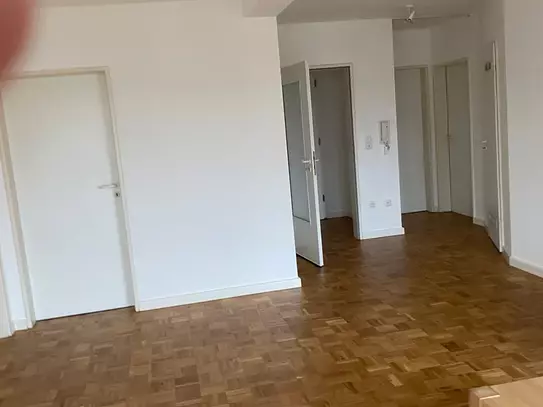 Helle große vier Zimmer Wohnung