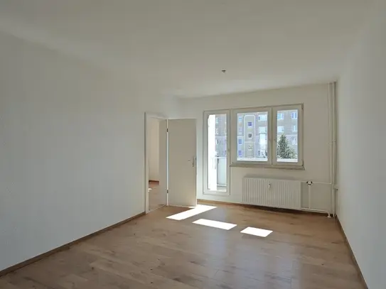 FAMILIENWOHNUNG mit BALKON und EINBAUKÜCHE