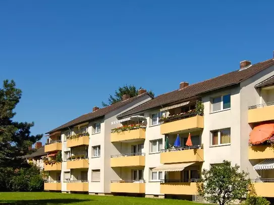 Schöne 3-Zi.-Whg. in Hochparterre mit großem Balkon und von viel Grün umgeben